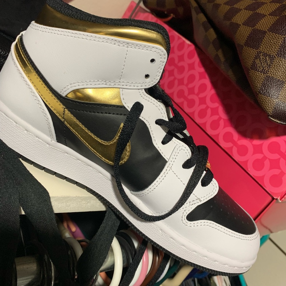 Youth Jordan 1 size 7